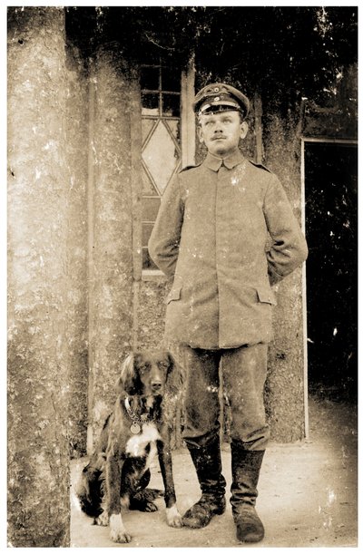 ドイツ陸軍のフェルドウェーベル（軍曹）と犬 作： Photographer German