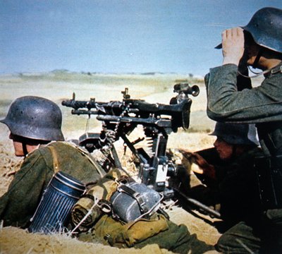 ドイツのMG34汎用機関銃を三脚に取り付けて、持続的な射撃ができるようにしたもの（写真） 作： Photographer German