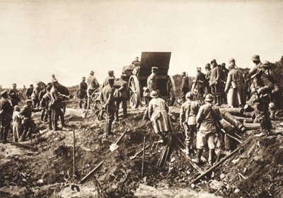 ドイツの砲台がフィスムの前の困難な地形を前進し、手前のフランス人捕虜は輸送の準備をしている（モノクロ写真）。 作： Photographer German