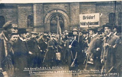 1918年11月、ベルリンのドイツ民間人と兵士（モノクロ写真 作： Photographer German