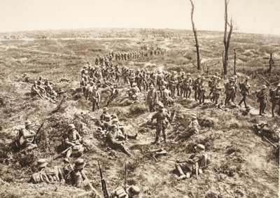 退却する敵を追ってChemin des Damesを渡るドイツ歩兵（1918年5月27日）（モノクロ写真 作： Photographer German