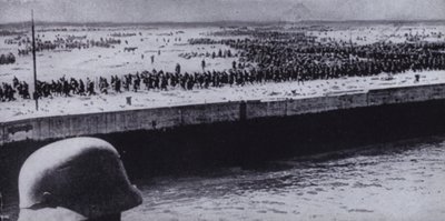 フランス・ダンケルクの海岸で連合軍の捕虜を調査するドイツ軍兵士（第二次世界大戦、1940年6月）（モノクロ写真 作： 写真家ドイツ語