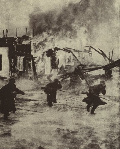 ドイツ空軍の爆撃を受けて焼け野原となったロッテルダムを進むドイツ兵（第二次世界大戦、1940年5月）（モノクロ写真 作： Photographer German
