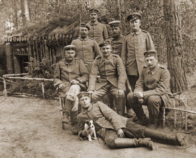 犬を連れたドイツ兵のグループ 作： Photographer German