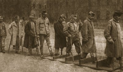ブレスト・リトフスク病院にて：義足で歩行練習をするオーストリアの不自由な人たち（『The Illustrated War News』1916年7月26日号より）（セピア色の写真 作： Photographer German