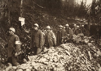 1917年10月24日、戦いの初日、トルミンのイタリア人捕虜が自分の陣地を通って戻ってきた（モノクロ写真 作： Photographer German