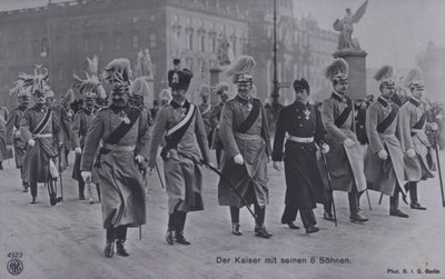 ドイツのカイザー・ウィルヘルム2世とその6人の息子たちの軍服姿（モノクロ写真 作： Photographer German