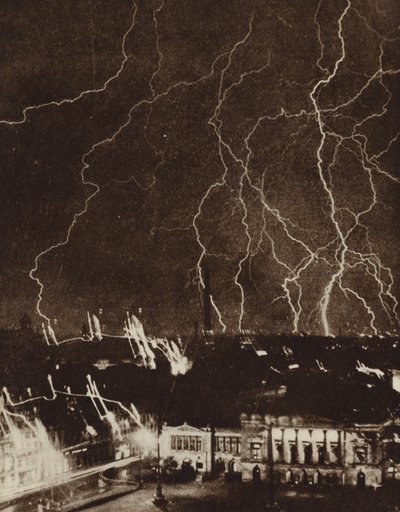 雷雨の中、ドイツ・ライプツィヒ市の上空で閃光を放つ稲妻（モノクロ写真 作： Photographer German