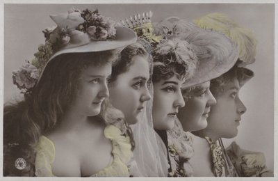 歴史的な衣装を着た女性の列（カラー写真 作： Photographer German