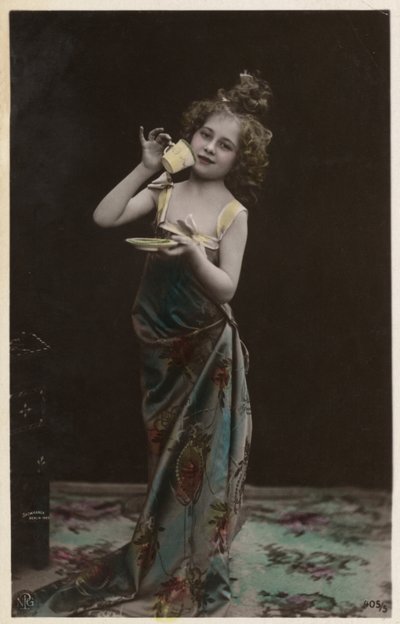 お茶を飲むお洒落な女の子（カラー写真 作： Photographer German