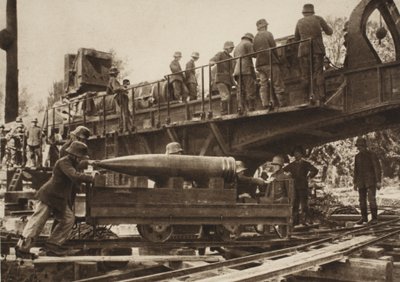 38cmカノン砲の装填（モノクロ写真 作： Photographer German