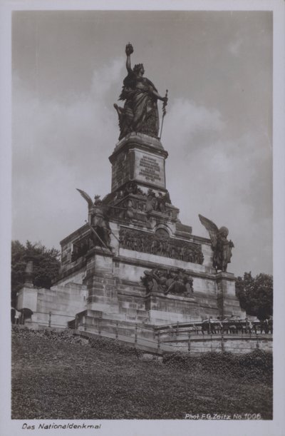ドイツ統一記念碑「Nationaldenkmal」（ヘッセン州ルーデスハイム・アム・ライン）（白黒写真 作： Photographer German