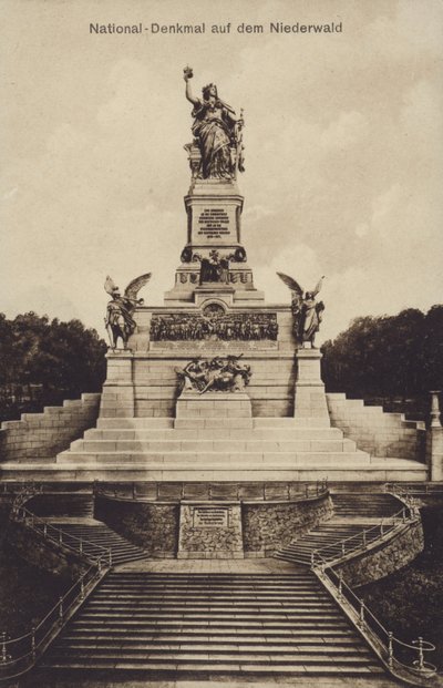 ドイツ統一記念碑「Nationaldenkmal」（ヘッセン州ルーデスハイム・アム・ライン）（白黒写真 作： Photographer German