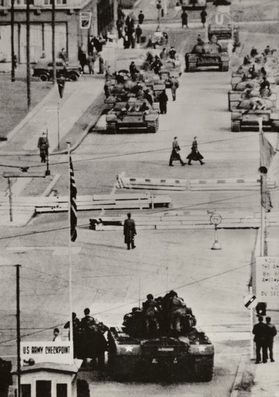 1961年10月、ベルリン・フリードリッヒ通り（モノクロ写真 作： Photographer German