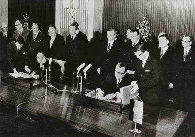 1972年5月26日、ドイツ民主共和国とドイツ連邦共和国の間の最初の国家条約である「交通条約」がドイツ民主共和国の首都ベルリンで調印された（モノクロ写真）。 作： Photographer German
