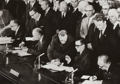 1972年6月3日、西ベルリンのアメリカ地区にある連合国管理評議会が使用していた建物で、四カ国の外相が西ベルリンに関する四者協定の最終議定書に署名した（モノクロ写真）。 作： Photographer German