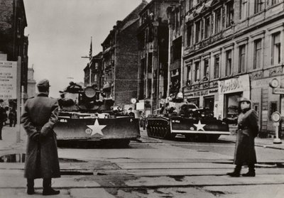 特に1961年10月24日から28日にかけては、重装備の米軍兵士が戦車に乗ってドイツ民主共和国の境界線を何度も侵犯し、深刻な挑発行為が行われた（モノクロ写真）。 作： Photographer German