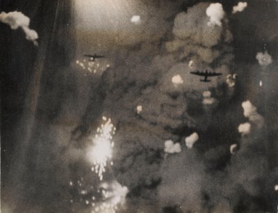 イギリス空軍のランカスターがドレスデンを攻撃した時の写真（モノクロ写真 作： Photographer German