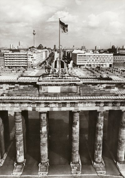 安全な境界線に守られて、ドイツ民主共和国の首都の建設が進んでいる（モノクロ写真 作： Photographer German