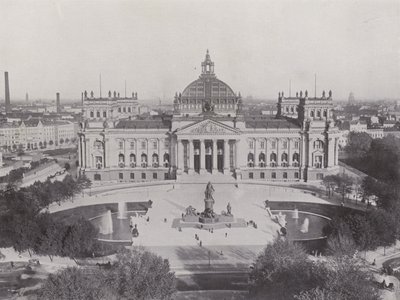 ライヒスターク議事堂とビスマルク記念碑（モノクロ写真 作： Photographer German