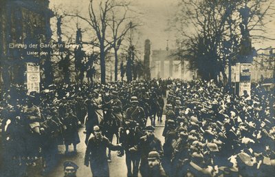 ウンター・デン・リンデンを行進する帰還したドイツ軍（1918年12月、ベルリン）（モノクロ写真 作： Photographer German