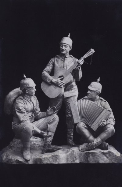 第一次世界大戦中のドイツ軍兵士が音楽を演奏している姿を描いた彫刻（モノクロ写真 作： Photographer German