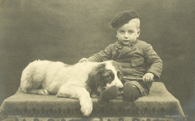 小さな男の子と犬（モノクロ写真 作： Photographer German