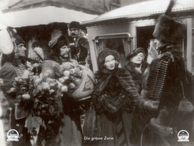 マレーネ・ディートリッヒ出演映画『緋色の女帝』のスチール写真 作： Photographer German