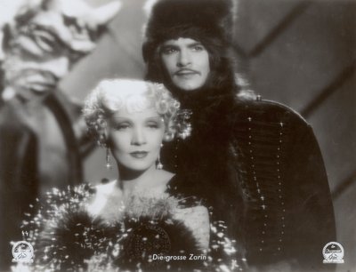 マレーネ・ディートリッヒとジョン・ロッジが共演した映画『緋色の女帝』のスチール写真 作： Photographer German
