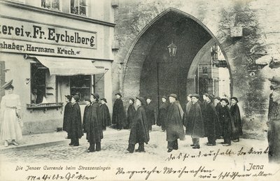 ドイツ・イエナの街角で歌う学生合唱団（モノクロ写真 作： Photographer German