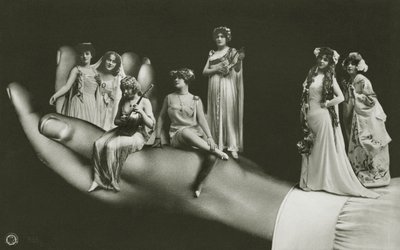 女性を抱きしめるシュールな手（モノクロ写真 作： Photographer German
