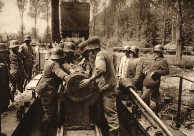 筒に装填される38cm手榴弾（モノクロ写真 作： Photographer German