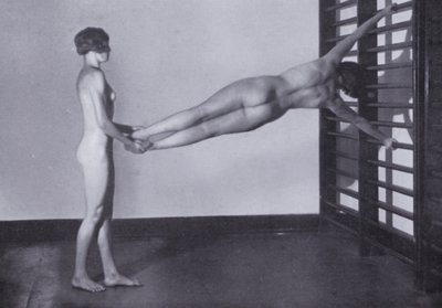 美しい身体、女性のための身体文化（モノクロ写真 作： Photographer German
