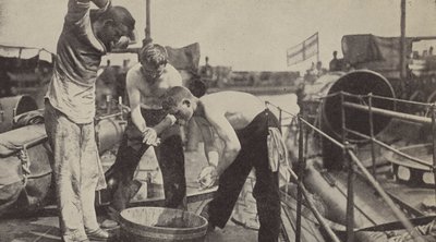 ドイツの魚雷艇での毎日の洗浄作業（モノクロ写真 作： Photographer German