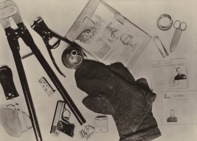 1961年12月9日、西ベルリンから侵入したテロリスト、ウォルファルトの機材 ....(モノクロ写真) 作： Photographer German