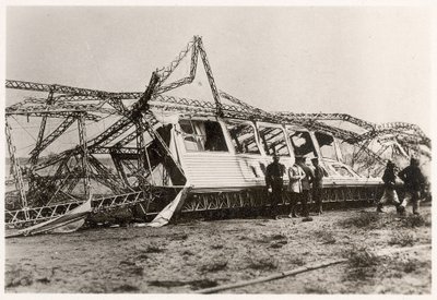 1912年6月28日に破壊されたツェッペリンLZ10「シュヴァーベン」の廃墟（モノクロ写真 作： Photographer German