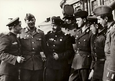 ソ連軍と親交を深める全国人民軍の兵士たち（モノクロ写真 作： Photographer German