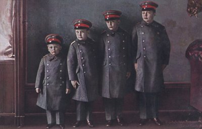 ドイツのウィルヘルム皇太子の息子たちの軍服姿（写真 作： Photographer German