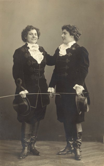 当時の衣装を身にまとった2人の女性（モノクロ写真 作： Photographer German