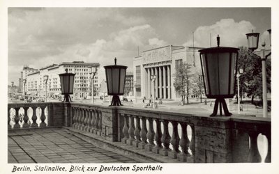 1950年代、東ベルリンのスタリナルレーにあるDeutschen Sporthalleの風景（モノクロ写真 作： Photographer German