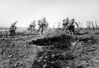 WWI ドイツのストームトルーパーが手榴弾の入った袋を首から下げてセダンに進軍する様子（西部戦線 作： Photographer German