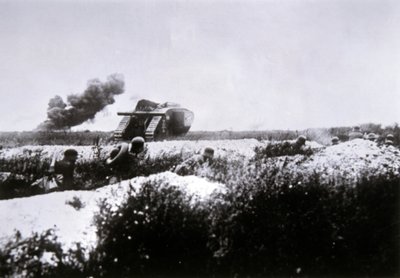 WWI 火炎放射器で武装して前進するドイツのストームトルーパーと、それを支えるイギリスのMark IV 戦車 作： Photographer German