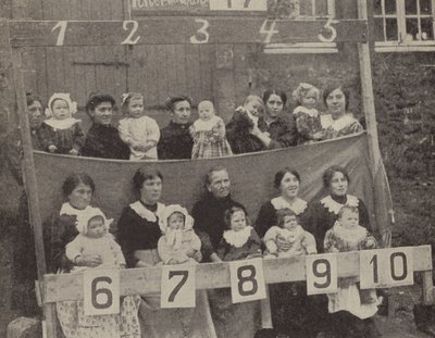 ドイツの写真にポーズをとる占領下の北フランスの女性と子供たち（モノクロ写真 作： Photographer German