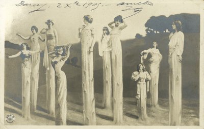 アスパラガスに扮した竹馬の女性たち（モノクロ写真 作： Photographer German
