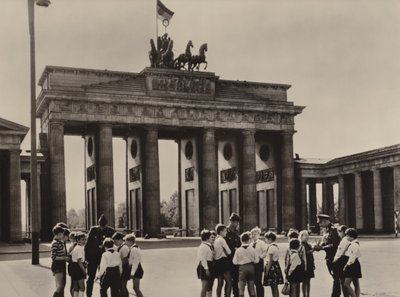 ベルリンのランドマーク、ブランデンブルク門に友人の開拓団に会いに来たヨン様たち（モノクロ写真）。 作： Photographer German