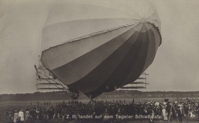 ベルリンのテーゲル射撃場に着陸したツェッペリンLZ III（モノクロ写真 作： Photographer German