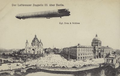 ベルリン上空を飛行するツェッペリンLZ III（モノクロ写真 作： Photographer German