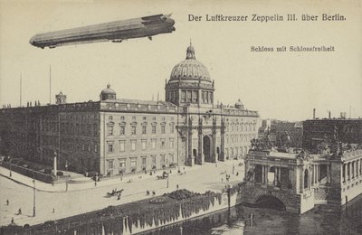 ベルリンの市庁舎上空を飛行するツェッペリンLZ III（モノクロ写真 作： Photographer German