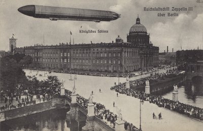 ベルリンの市庁舎上空を飛行するツェッペリンLZ III（モノクロ写真 作： Photographer German