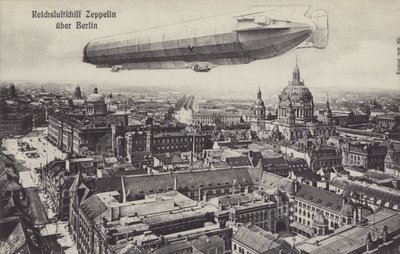ベルリン上空を飛行するツェッペリン飛行船(白黒写真) 作： Photographer German